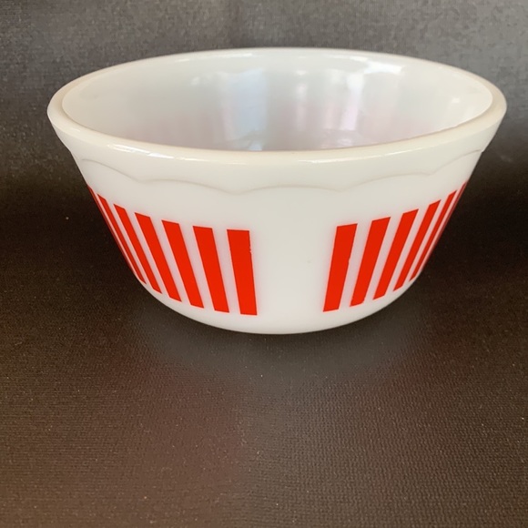 Hazel atlas, scalloped, red and white mixing bowls - Picture 7 of 8